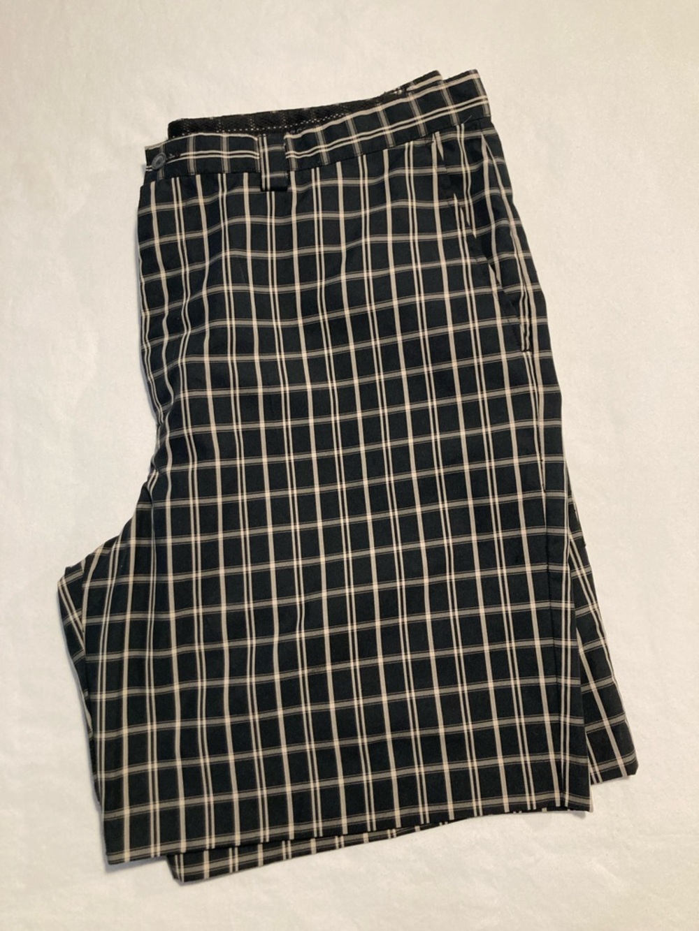 Izod Men's Black Plaid Flat Front Shorts with Cream Windowpane (124)